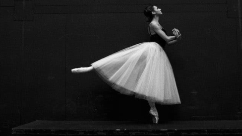 bailarina-blanco-y-negro-1080x608